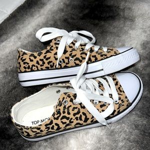 Womens allstar style sneakers. Size 5.5. Never worn.